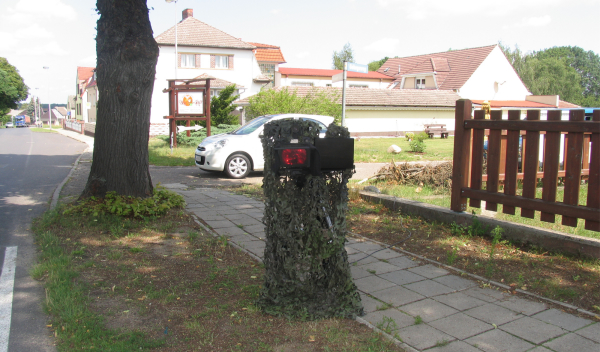 Radar de tráfico sobre trípode camuflado como si fuera un tronco de árbol
