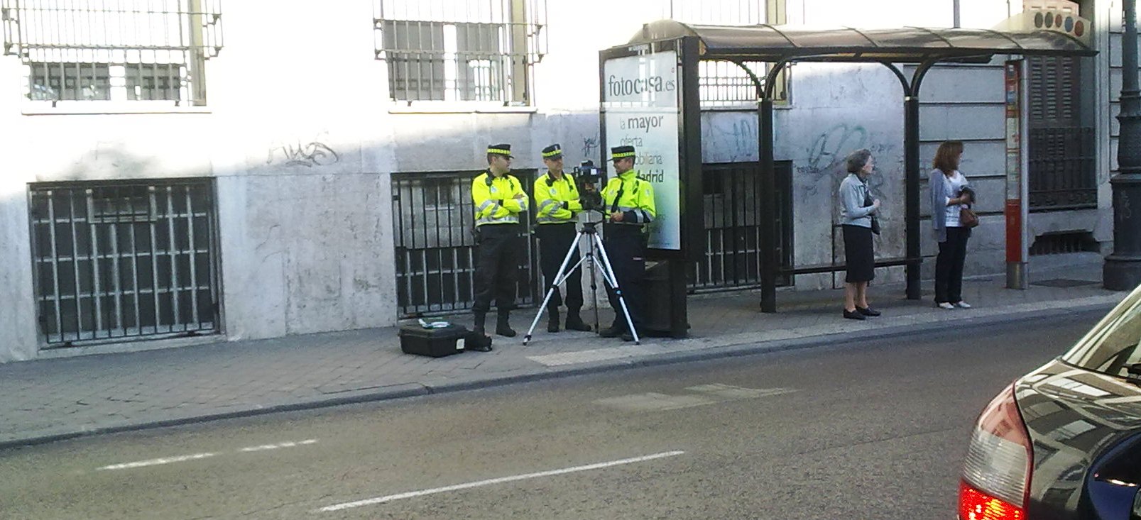 Guardias camuflados tras parada de bus y radar en mano