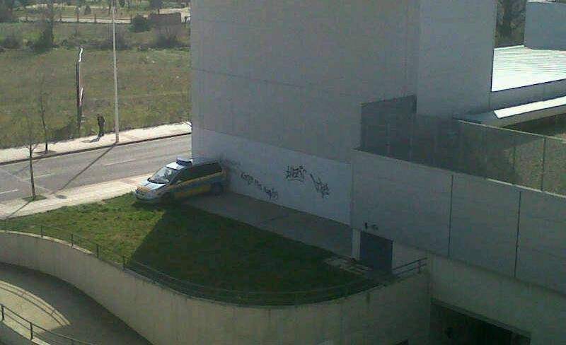Guardias camuflados tras parada de bus y radar en mano